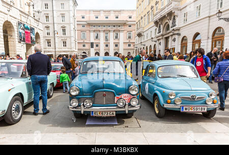 TRIESTE, ITALIA - 3 aprile: la foto di un Sephyr sei e la Fiat 500 Puch su Trieste Opicina storica. Il 3 aprile 2016. Trieste Opicina storico viene regulari Foto Stock