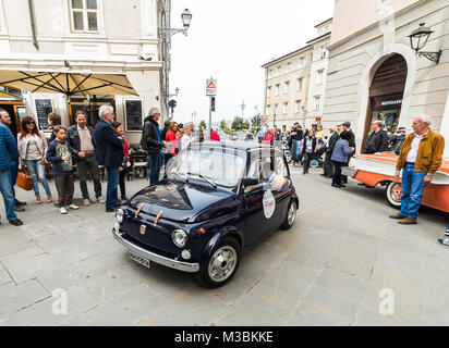 TRIESTE, ITALIA - 3 aprile: la foto di un Fiat 500 sulla Trieste Opicina storica. Il 3 aprile 2016. Trieste Opicina storica è la regolarità eseguire per un vintage Foto Stock