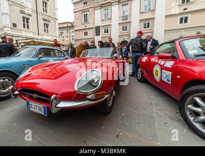 TRIESTE, ITALIA - 3 aprile: la foto di un rosso Jaguar Type E su Trieste Opicina storica. Il 3 aprile 2016. Trieste Opicina storica è la regolarità eseguire per Foto Stock