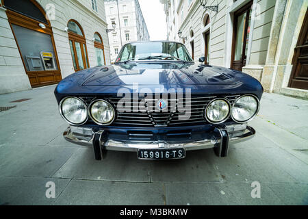 TRIESTE, ITALIA - 3 aprile: la foto di una Alfa Romeo GT modello sul Trieste Opicina storica. Il 3 aprile 2016. Trieste Opicina storica è la regolarità eseguire fo Foto Stock