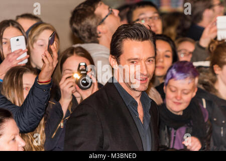 Hugh Jackman lässt sich bereitwillig fotografieren mit seinen Fans auf dem roten Teppich zur Premiere von - Chappie - in der Mall of Berlin am Potsdamer Platz di Berlino. Foto Stock