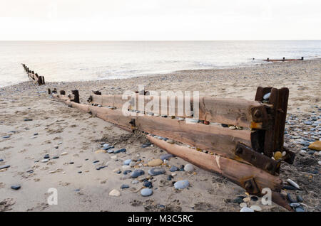 Vecchi pennelli in legno (1953) sulla spiaggia Seaham, Seaham. I pennelli sono stati aggiunti al fine di ridurre al minimo il movimento di spiaggia e di sedare le maree pericolose Foto Stock