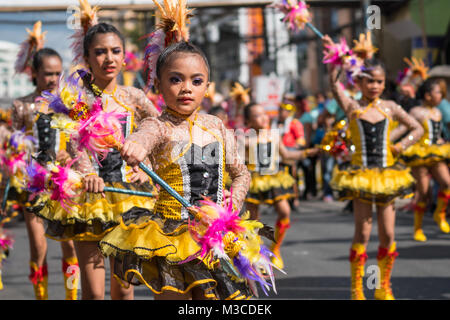 Scuola elementare le ragazze che partecipano a una processione di strada come parte del festival di Dinagyang celebrazioni,Iloilo,Filippine 2018 Foto Stock