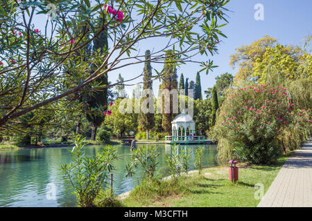 NEW ATHOS, Abkhazia, GEORGIA, 19 settembre 2017: Rotunda sulla riva di un lago in Seaside Park su una soleggiata giornata estiva Foto Stock