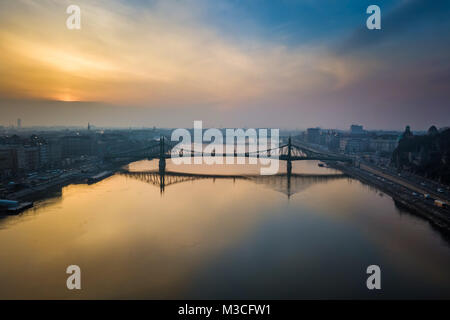 Budapest, Ungheria - Antenna skyline panoramico vista di Liberty ponte sul Danubio a sunrise con bellissimo Cielo e nubi Foto Stock