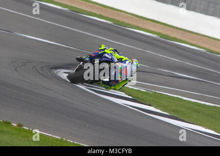Valentino Rossi in uscita Beckets angolo sul modo di impostazione di un tempo veloce in qualifica alla MotoGP British Grand Prix 2016 Foto Stock