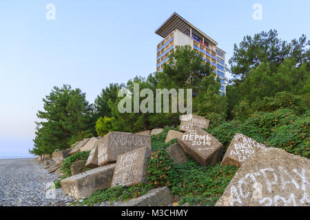 PITSUNDA, Abkhazia, Settembre 21, 2017: frangiflutti di pietra con iscrizioni di turisti provenienti da diverse città sulla spiaggia di Pitsunda Foto Stock