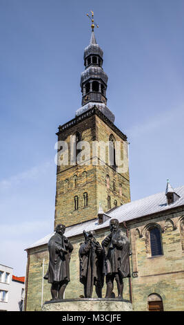 Fontana Aldegreverbrunnen, scultura di Kord inverno, 1989, Petrikirche (San Pietro Chiesa), Soest, Renania settentrionale-Vestfalia, Germania Foto Stock