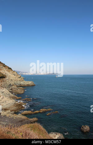 Vista del parco Igidae costa e Haeundae quartiere da Oryukdo Skywalk in giornata soleggiata, Busan, Corea del Sud Foto Stock