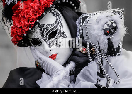 Schwäbisch Hall, Germania - 4 Febbraio 2018: Ritratto di un partecipante non identificato vestito in stile veneziano costume rinascimentale e la maschera alla Foto Stock