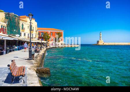 Il porto vecchio di Chania con carrozze e la moschea, Creta, Grecia. Foto Stock