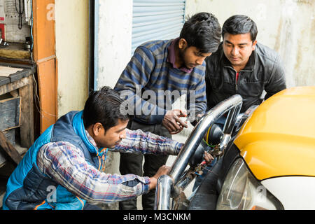 Gangtok, India, il 8 marzo 2017: Riparazione dei fari su una vettura in Gangtok Foto Stock