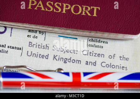 Testo all'interno di un vecchio stile passaporto britannico relative ad essere un cittadino britannico. Foto Stock