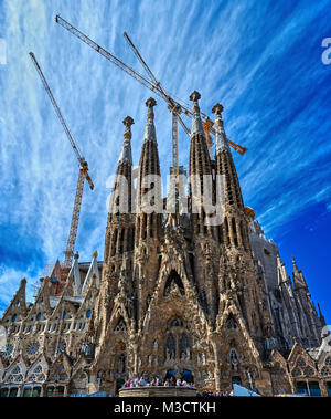 Barcellona, Spagna - 13 Maggio 2017: la facciata del Tempio Espiatorio della Sacra Famiglia (Sagrada Familia), di essere visitata da turisti. Panorama verticale Foto Stock