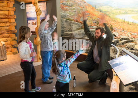 Ranger Eric istruisce gli studenti elementari da Fairbanks sul deserto competenze come parte dell'annuale "Deserto Trek' la gita a Fairbanks Alaska terre pubbliche centro informazioni di . Foto Stock