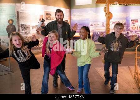 Ranger Eric pone con studenti elementari da Fairbanks sul deserto competenze come parte dell'annuale "Deserto Trek' la gita a Fairbanks Alaska terre pubbliche centro informazioni di . Foto Stock