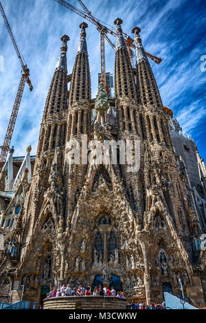 Barcellona, Spagna - 13 Maggio 2017: la facciata del Tempio Espiatorio della Sacra Famiglia (Sagrada Familia), di essere visitata da turisti. Foto Stock