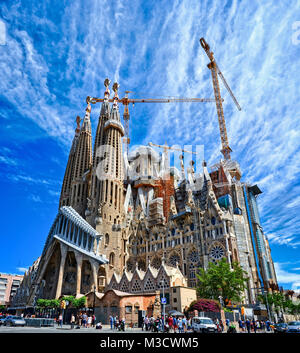 Barcellona, Spagna - 13 Maggio 2017: vista del Tempio Espiatorio della Sacra Famiglia (Sagrada Familia) con un bel cielo azzurro. Foto Stock