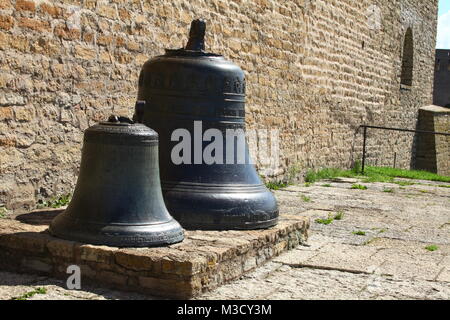 Narva Estonia, 7 agosto 2014 due campane da un muro di fortezza Foto Stock