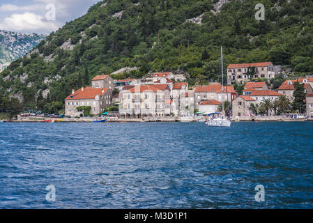 Perast città storica visto dalla Baia di Kotor sul Mare Adriatico in Montenegro. Visualizzare con il palazzo di Vico Bujovic Foto Stock