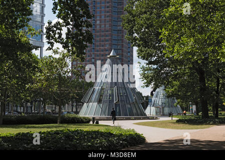 Messeturm e stazione della metropolitana presso la Friedrich Ebert Anlage a Francoforte, Germania Foto Stock