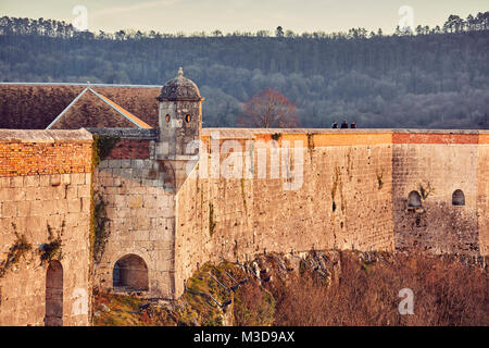 Cammino di ronda della cittadella di Besançon, una fortezza del XVII secolo del progettato da Vauban per Luigi XIV. UNESCO - Sito Patrimonio dell'umanità. Besançon. Doubs. Bourgo Foto Stock