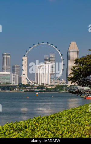 Il Marina Bay Singapore Asia Febbraio 9, 2018 Lo skyline di Singapore, che si vede attraverso il Marina Bay, da Marina Bay East Foto Stock