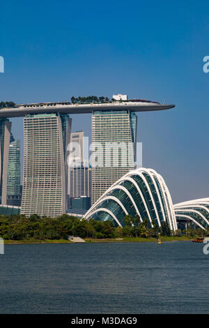 Il Marina Bay Singapore Asia Febbraio 9, 2018 Lo skyline di Singapore, che si vede attraverso il Marina Bay, da Marina Bay East Foto Stock