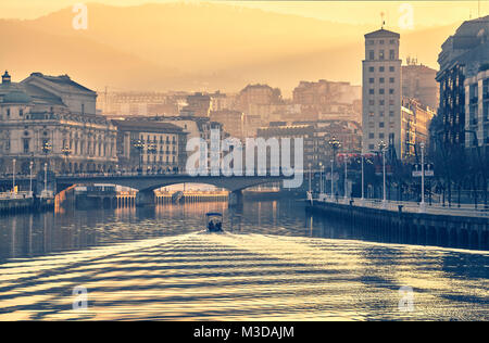 Il fiume Nervion sulla sua strada verso il ponte di Arenal. Bilbao. Golfo di Guascogna. Paese basco. Spagna. Foto Stock