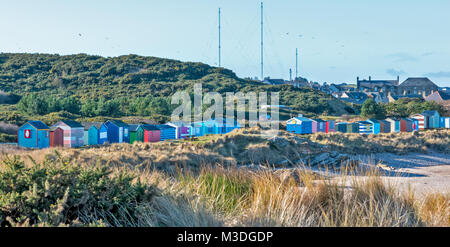 HOPEMAN MORAY SCOZIA COLORATE capanne sulla spiaggia al di sotto delle case di villaggio sole invernale Foto Stock