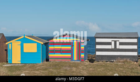 HOPEMAN MORAY Scozia mare spiaggia colorata capanne lungo la linea del litorale Foto Stock