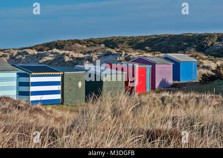 HOPEMAN MORAY Scozia mare spiaggia colorata capanne e erbe invernali lungo la linea del litorale Foto Stock