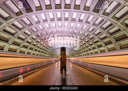 WASHINGTON, D.C. - 10 Aprile 2015: i treni e i passeggeri in una stazione della metropolitana. Aperto nel 1976, la Metropolitana di Washington è ormai il secondo più trafficato tran rapida Foto Stock