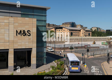 Angolo di Marks & Spencer store nel centro commerciale Broadway con il traffico al bivio in centro città - Bradford, West Yorkshire, Inghilterra, Regno Unito. Foto Stock