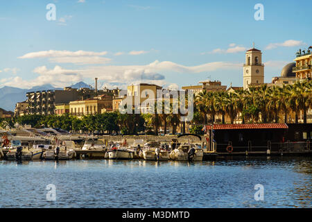 Vista della città di Milazzo dal mare, Sicilia, Italia Foto Stock