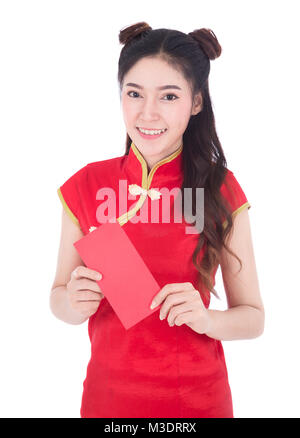 Bella donna cheongsam usura e azienda busta rossa nel concetto di felice anno nuovo cinese isolati su sfondo bianco Foto Stock