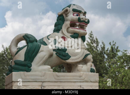 Coorg, India - 29 Ottobre 2013: The Guardian statua della neve mutached lion sul passo del Vihara Padmasambhanva di Namdroling Monaste buddista Foto Stock