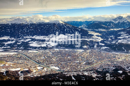 INNSBRUCK, Austria - 26 gennaio: (nota del redattore: latitudine di esposizione di questa immagine è stata aumentata digitalmente.) Innsbruck e le Alpi sono visti dal Monte Hafelekar a gennaio 26, 2018 a Innsbruck, Austria. Foto Stock