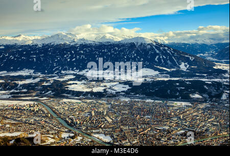 INNSBRUCK, Austria - 26 gennaio: (nota del redattore: latitudine di esposizione di questa immagine è stata aumentata digitalmente.) Innsbruck e le Alpi sono visti dal Monte Seegrube on gennaio 26, 2018 a Innsbruck, Austria. Foto Stock