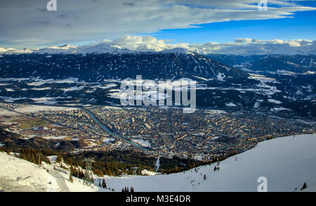 INNSBRUCK, Austria - 26 gennaio: (nota del redattore: latitudine di esposizione di questa immagine è stata aumentata digitalmente.) Innsbruck e le Alpi sono visti dal Monte Seegrube on gennaio 26, 2018 a Innsbruck, Austria. Foto Stock