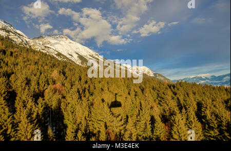 INNSBRUCK, Austria - 26 gennaio: (nota del redattore: latitudine di esposizione di questa immagine è stata aumentata digitalmente.) La Montagna Nordkette è visto dalla funivia del 26 gennaio, 2018 a Innsbruck, Austria. Foto Stock