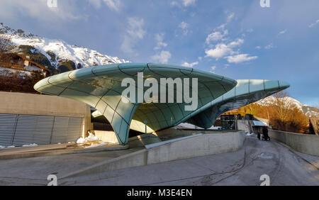 INNSBRUCK, Austria - 26 gennaio: (nota del redattore: latitudine di esposizione di questa immagine è stata aumentata digitalmente.) La stazione della funicolare (Hungerburg funicolare) è visto a Hungerburg on gennaio 26, 2018 a Innsbruck, Austria. La nuova funicolare di Hungerburg è stato progettato dal famoso architetto Zaha Hadid e fu ufficialmente inaugurato nel 2007 Foto Stock