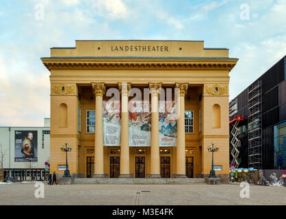 INNSBRUCK, Austria - 26 gennaio: (nota del redattore: latitudine di esposizione di questa immagine è stata aumentata digitalmente.) Il Teatro di Stato si è visto all'Rennweg on gennaio 26, 2018 a Innsbruck, Austria. Foto Stock