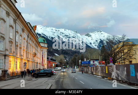 INNSBRUCK, Austria - 26 gennaio: (nota del redattore: latitudine di esposizione di questa immagine è stata aumentata digitalmente.) La Hofburg e le Alpi sono visti al Rennweg on gennaio 26, 2018 a Innsbruck, Austria. Foto Stock