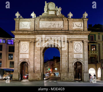 INNSBRUCK, Austria - 26 gennaio: (nota del redattore: latitudine di esposizione di questa immagine è stata aumentata in modo digitale). L'Arco Trionfale (in tedesco: Triumphpforte) è visto da Maria-Theresien-Straße on gennaio 26, 2018 a Innsbruck, Austria. Foto Stock