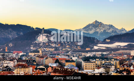 INNSBRUCK, Austria - 27 gennaio: (nota del redattore: latitudine di esposizione di questa immagine è stata aumentata digitalmente.) Il Bergisel Ski Jump e le Alpi sono visti dal tetto del TC Hotel on gennaio 27, 2018 a Innsbruck, Austria. Foto Stock