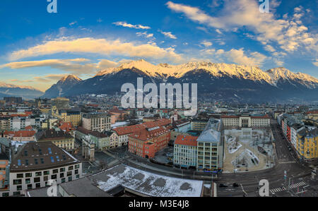 INNSBRUCK, Austria - 27 gennaio: (Nota dell'editore: Questa immagine di panorama è stato miscelato in modo digitale). Il centro cittadino e le Alpi sono vista dal tetto del TC Hotel on gennaio 27, 2018 a Innsbruck, Austria. Foto Stock