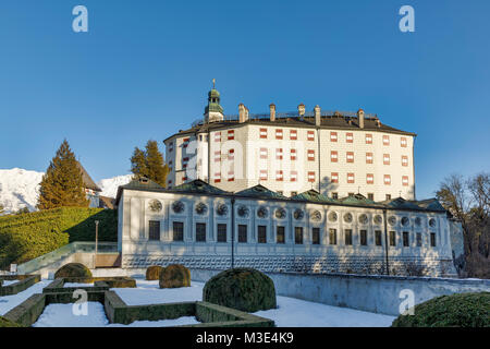INNSBRUCK, Austria - 27 gennaio: (nota del redattore: latitudine di esposizione di questa immagine è stata aumentata digitalmente.) Il castello di Ambras (in tedesco: Scloß Ambras) è visto dal suo giardino il 27 gennaio 2018 a Innsbruck, Austria. Foto Stock