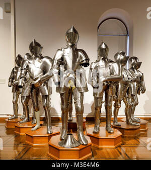 INNSBRUCK, Austria - 27 gennaio: (nota del redattore: latitudine di esposizione di questa immagine è stata aumentata digitalmente.) Le armature sono visti presso il castello di Ambras (in tedesco: Scloß Ambras) il 27 gennaio 2018 a Innsbruck, Austria. Foto Stock