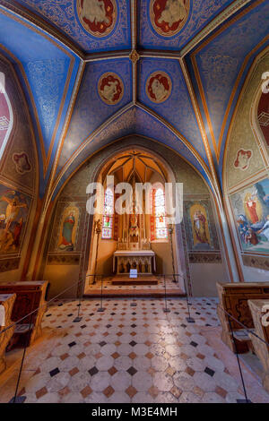 INNSBRUCK, Austria - 27 gennaio: (nota del redattore: latitudine di esposizione di questa immagine è stata aumentata digitalmente.) La cappella è visto presso il castello di Ambras (in tedesco: Scloß Ambras) il 27 gennaio 2018 a Innsbruck, Austria. Foto Stock